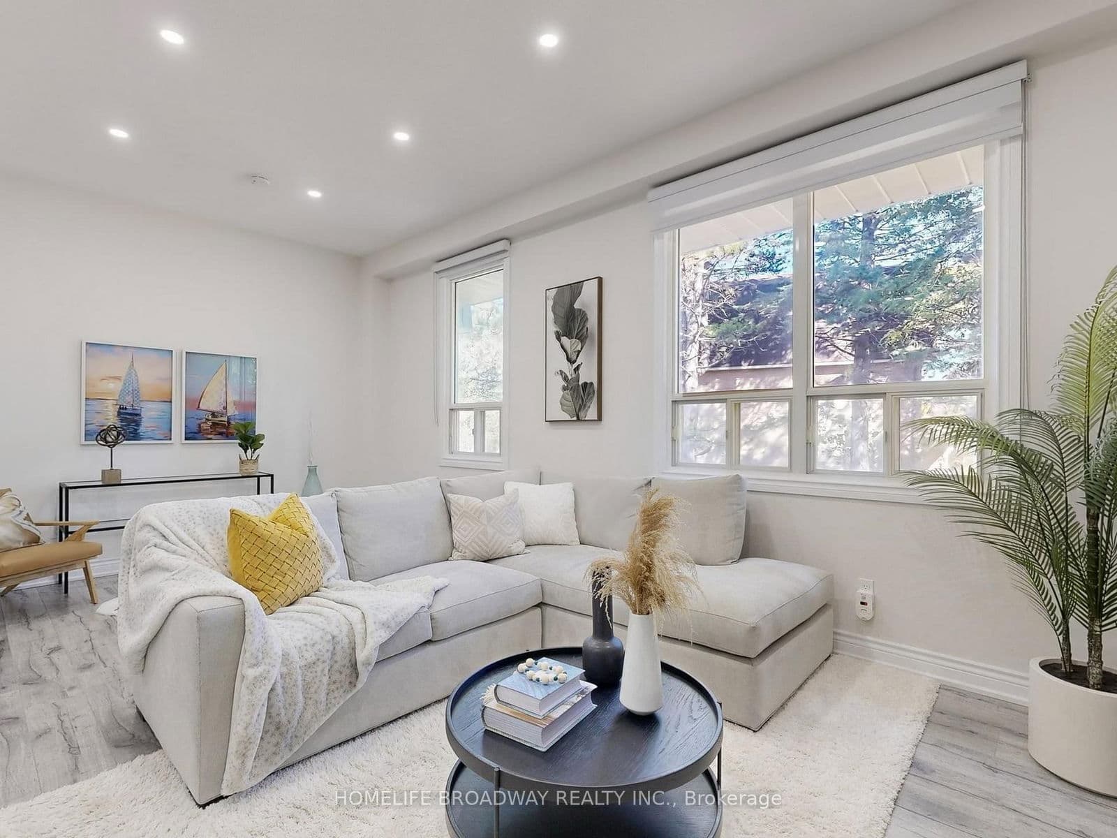 Condo Townhouse at 109 Poplar Crescent, Aurora, ON - Photo 2 - RE/MAX Garden City Realty