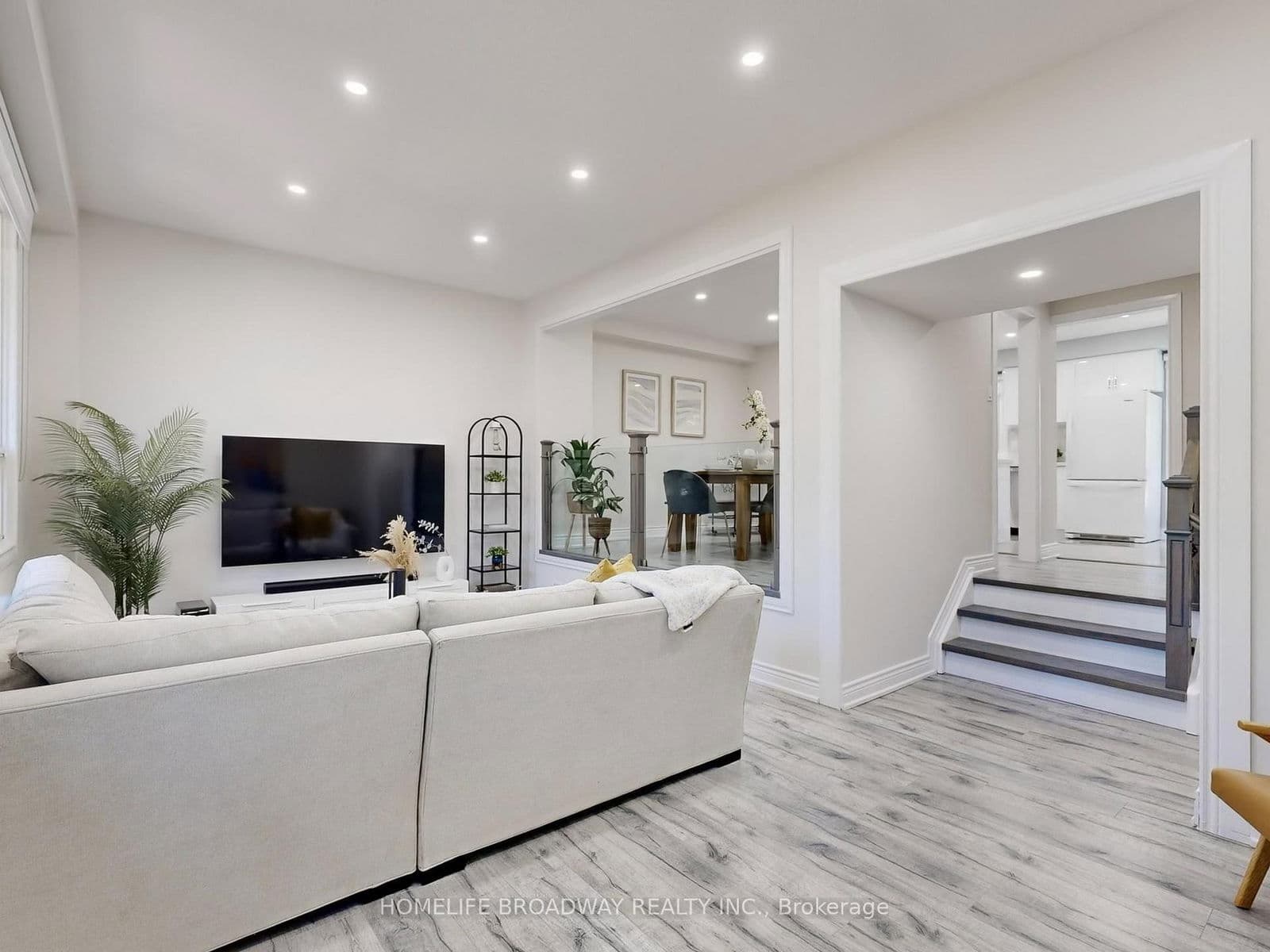 Condo Townhouse at 109 Poplar Crescent, Aurora, ON - Photo 5 - RE/MAX Garden City Realty