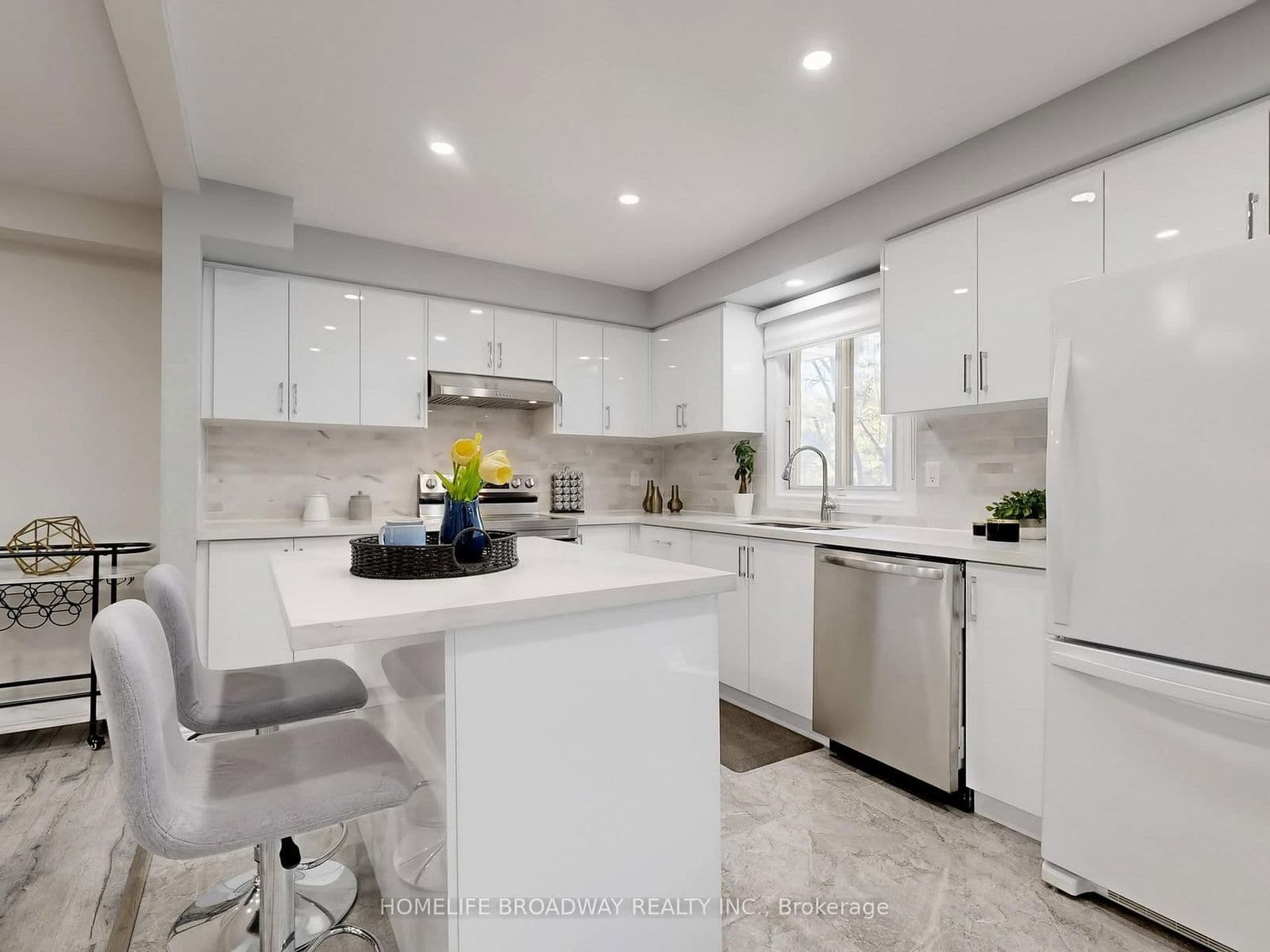 Condo Townhouse at 109 Poplar Crescent, Aurora, ON - Photo 9 - RE/MAX Garden City Realty