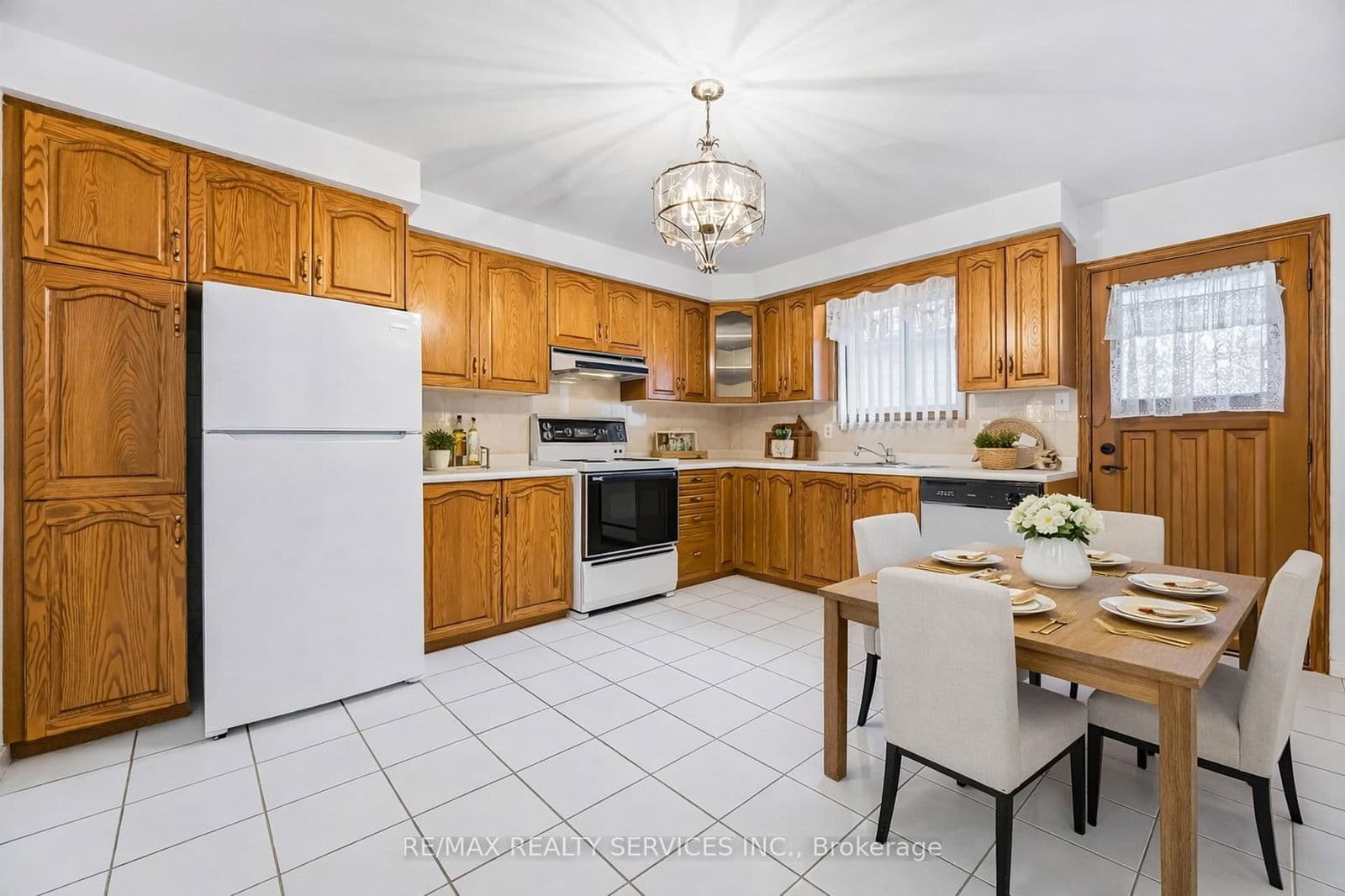 Detached at 3205 Monica Drive, Mississauga, ON - Photo 9 - RE/MAX Garden City Realty