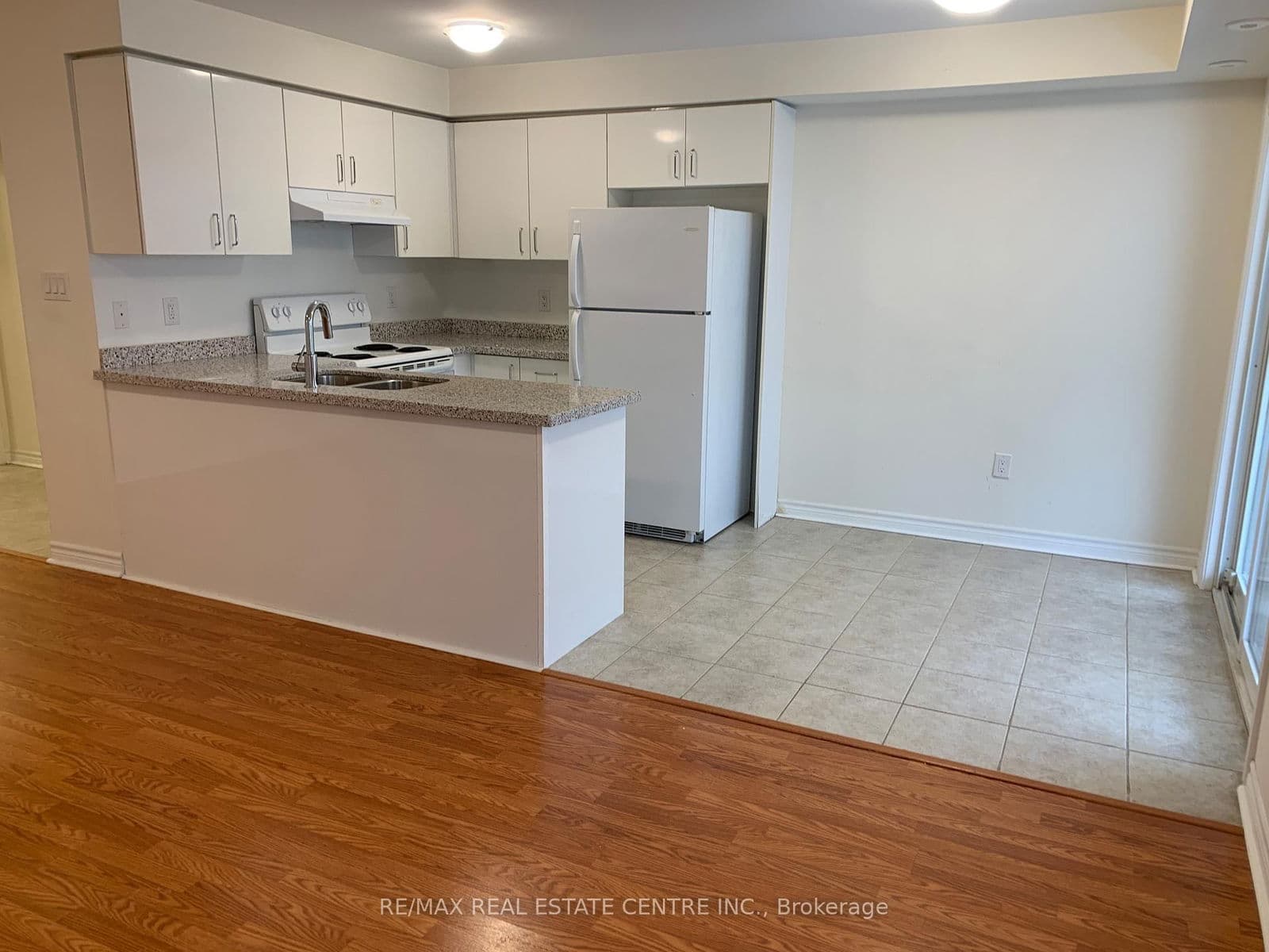 Condo Townhouse at 1- 600 Shoreline Drive, Mississauga, ON - Photo 4 - RE/MAX Garden City Realty