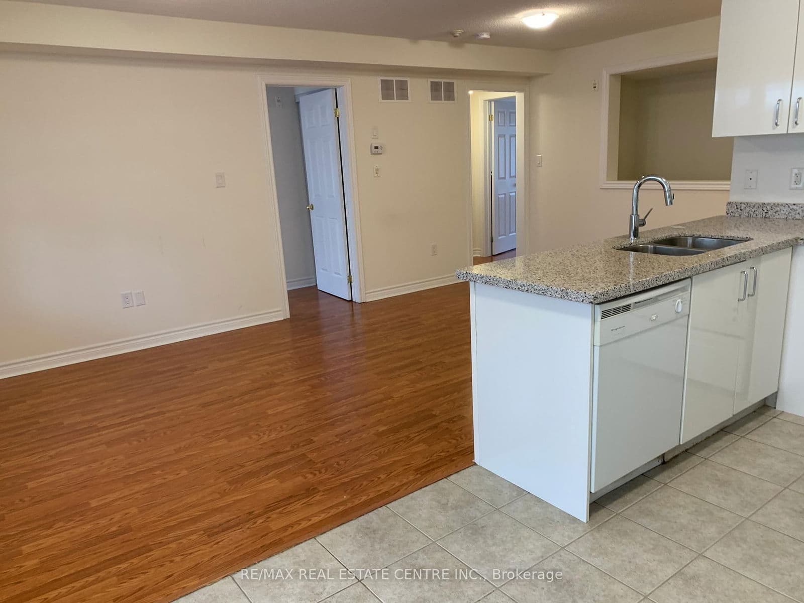 Condo Townhouse at 1- 600 Shoreline Drive, Mississauga, ON - Photo 5 - RE/MAX Garden City Realty