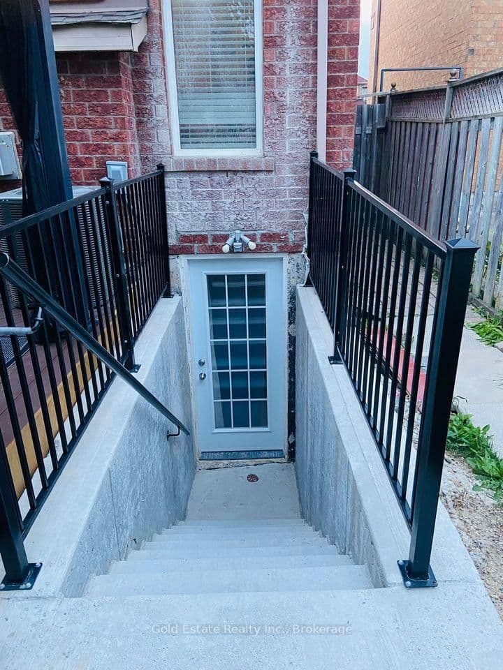 Detached at Lower- 3158 Baytree Court, Mississauga, ON - Photo 10 - RE/MAX Garden City Realty