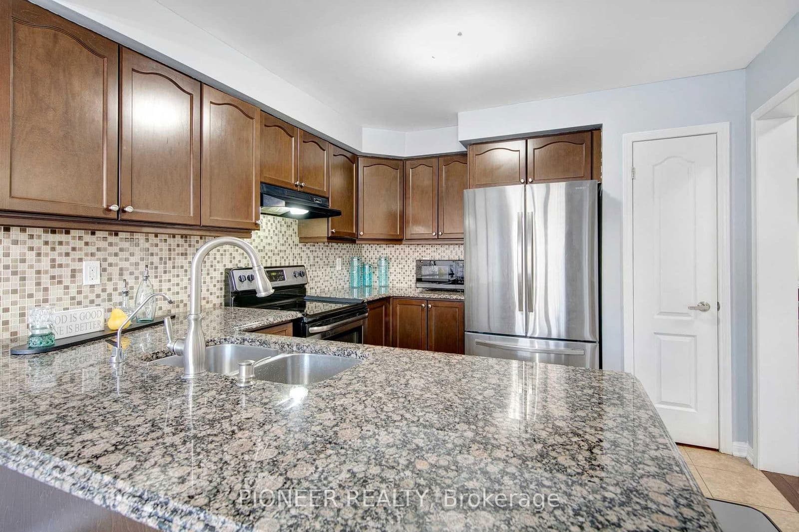 Att/Row/Townhouse at 15 Colonel Frank Ching Crescent, Brampton, ON - Photo 8 - RE/MAX Garden City Realty