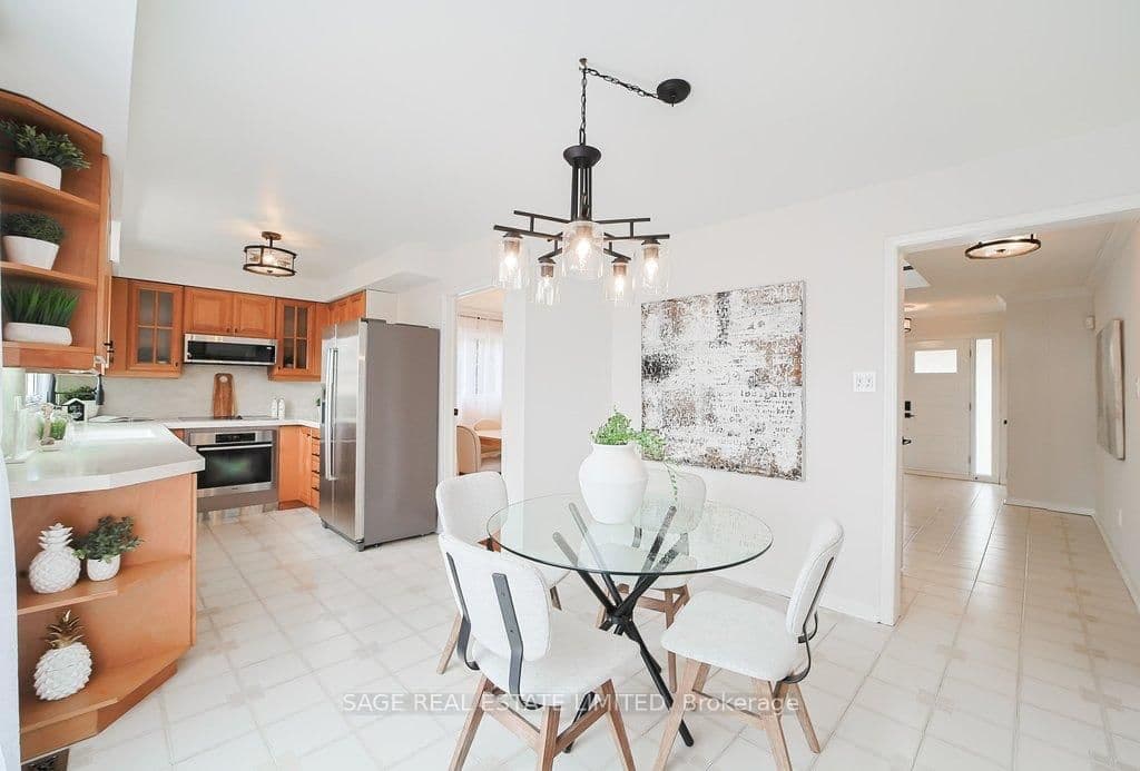 Detached at 411 The Thicket, Mississauga, ON - Photo 5 - RE/MAX Garden City Realty