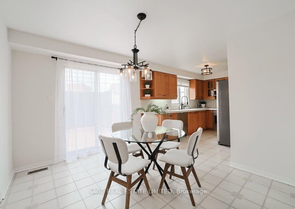 Detached at 411 The Thicket, Mississauga, ON - Photo 6 - RE/MAX Garden City Realty