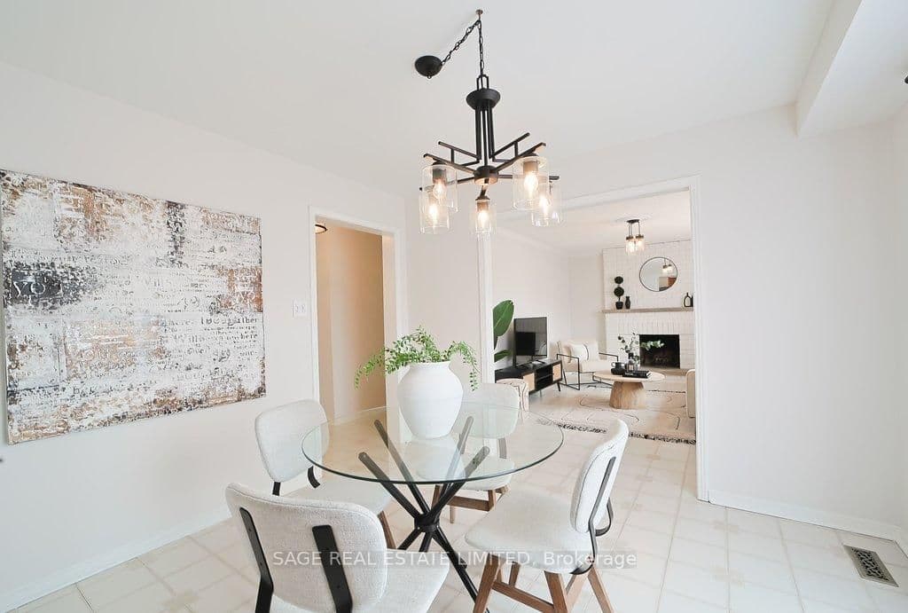 Detached at 411 The Thicket, Mississauga, ON - Photo 8 - RE/MAX Garden City Realty