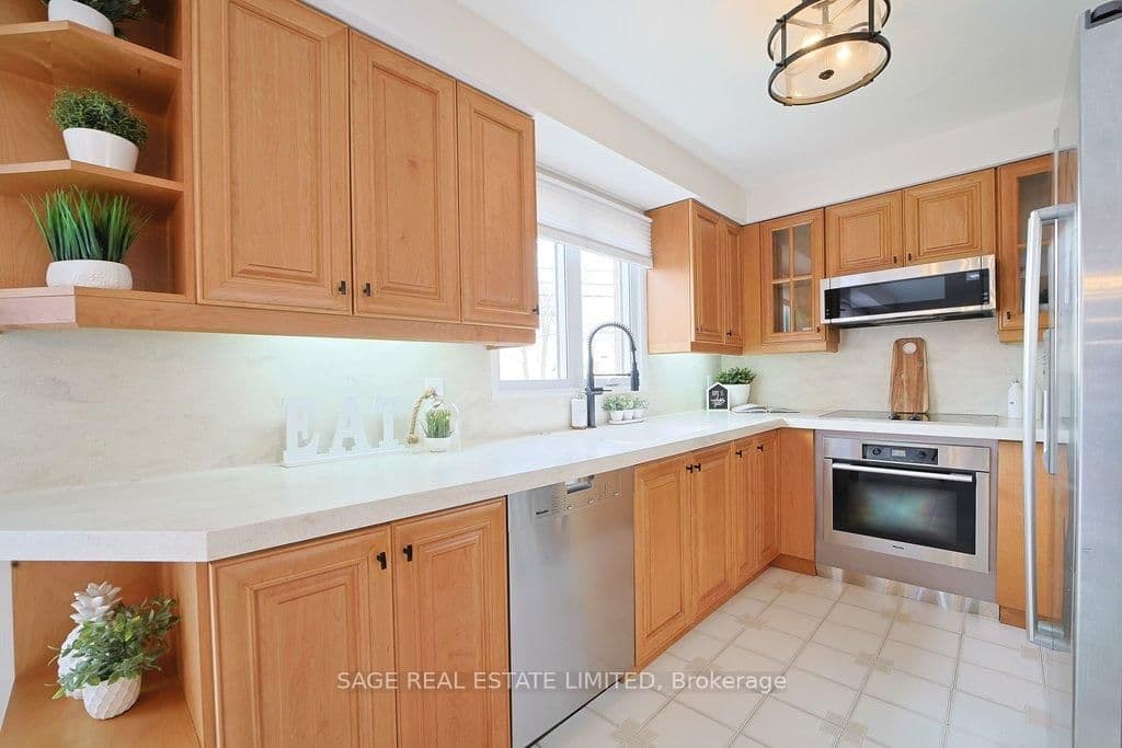 Detached at 411 The Thicket, Mississauga, ON - Photo 9 - RE/MAX Garden City Realty