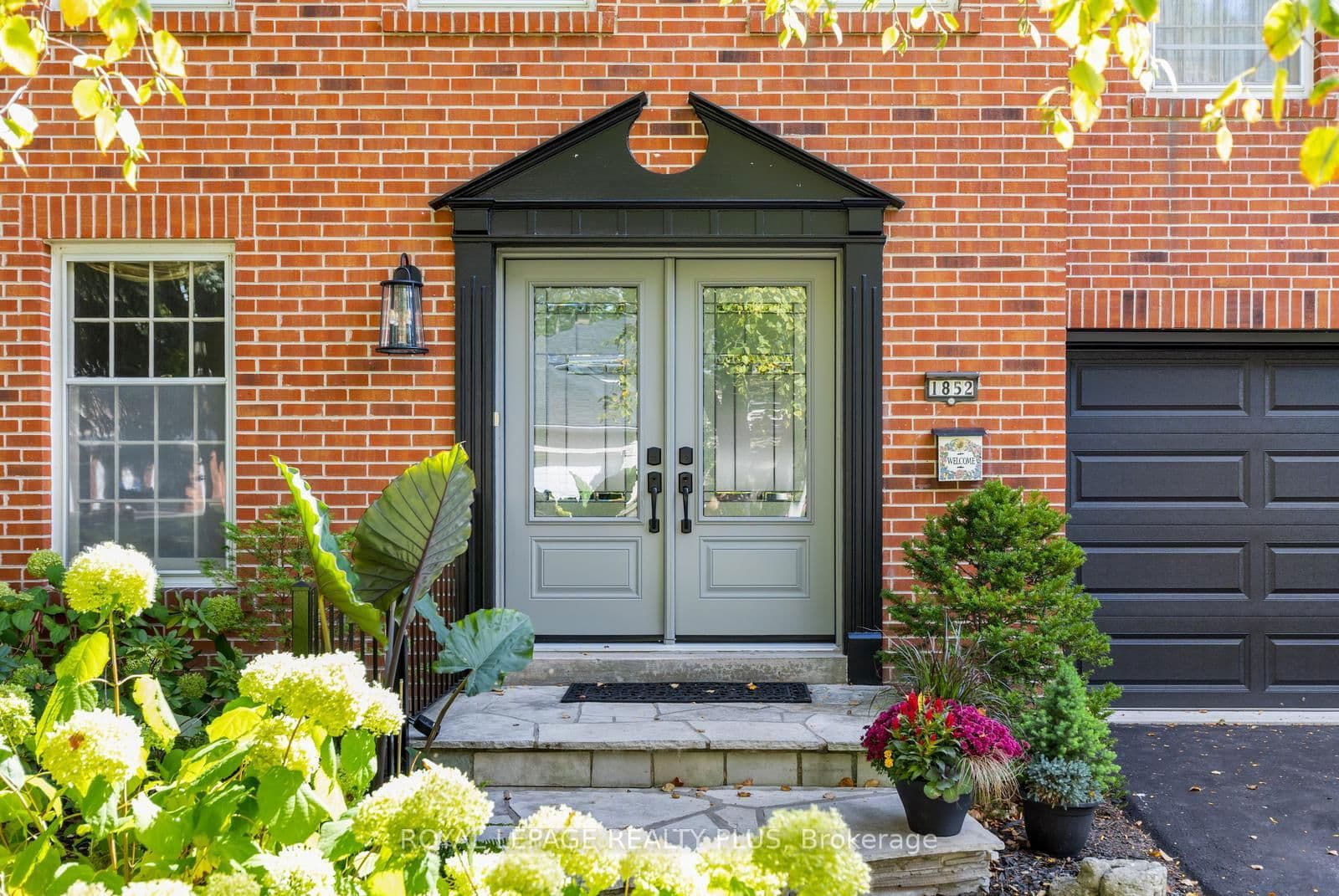 Detached at 1852 Sherwood Forrest Circle, Mississauga, ON - Photo 6 - RE/MAX Garden City Realty