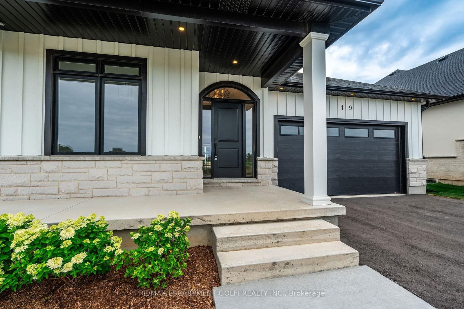 Detached at 19 Oakley Drive, Niagara-on-the-Lake, ON - Photo 3 - RE/MAX Garden City Realty