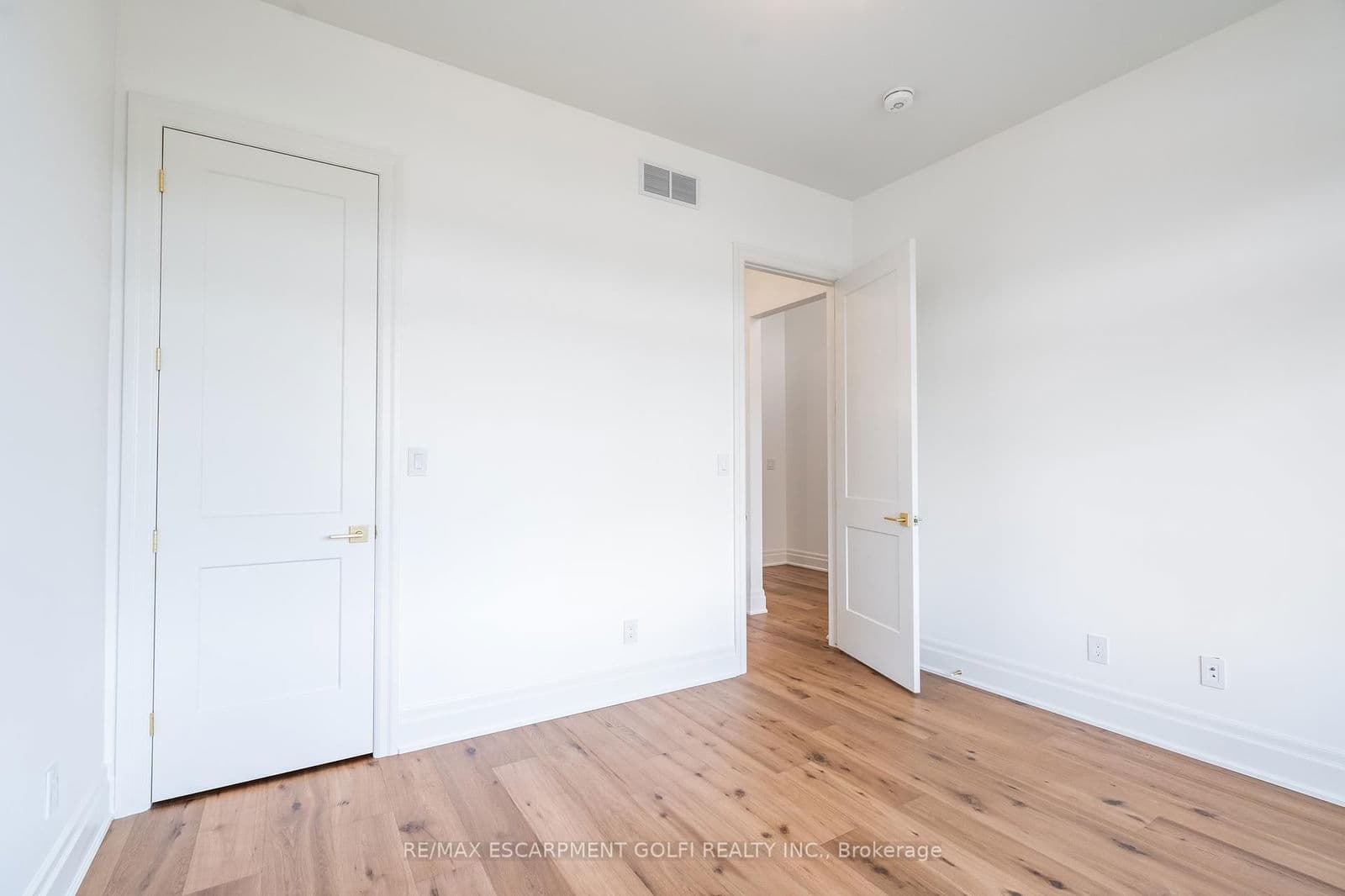 Detached at 21 Oakley Drive, Niagara-on-the-Lake, ON - Photo 5 - RE/MAX Garden City Realty