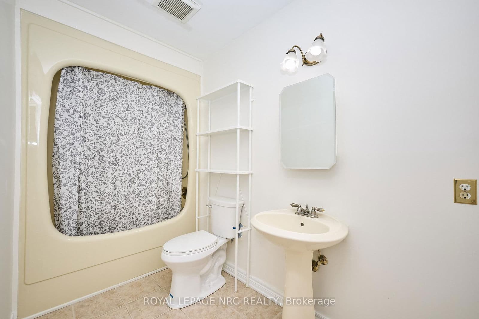 Detached at 4040 Lakeshore Road, Lincoln, ON - Photo 22 - RE/MAX Garden City Realty