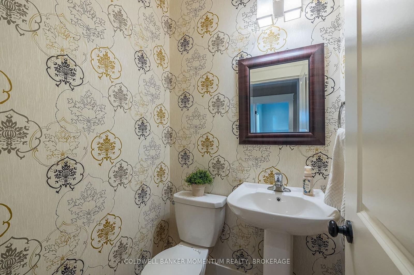 Detached at 465 LINE 2 Road, Niagara-on-the-Lake, ON - Photo 8 - RE/MAX Garden City Realty