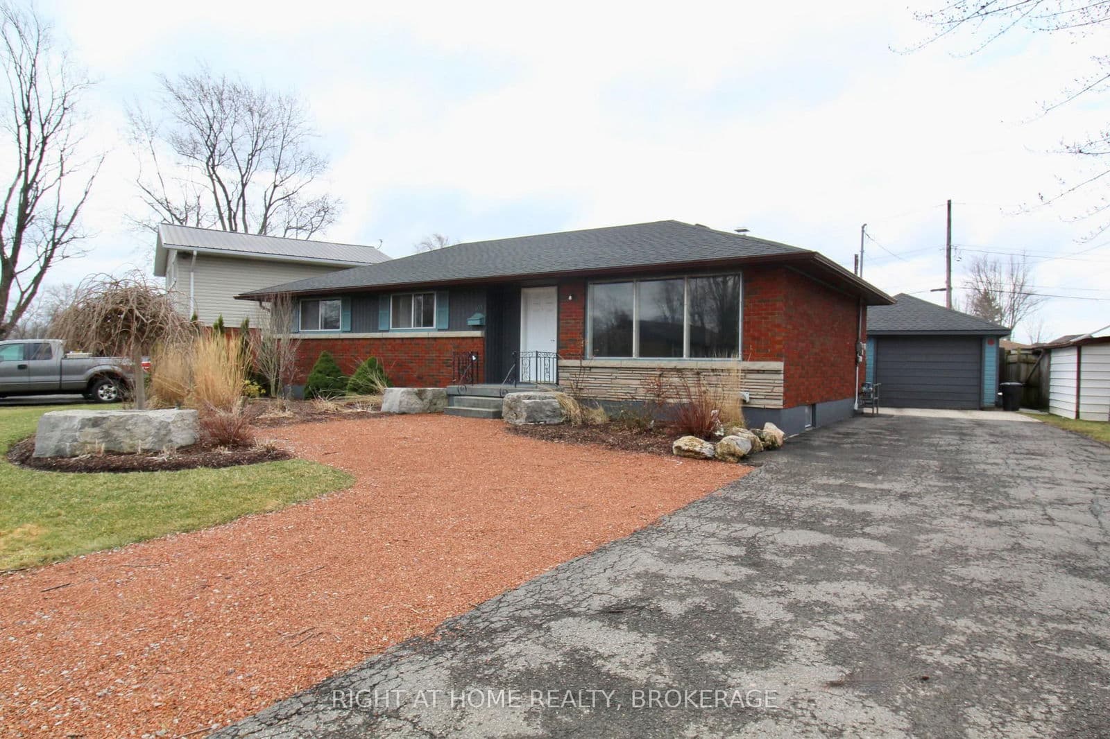 Detached at 105 Glenwood Parkway, Welland, ON - Photo 2 - RE/MAX Garden City Realty