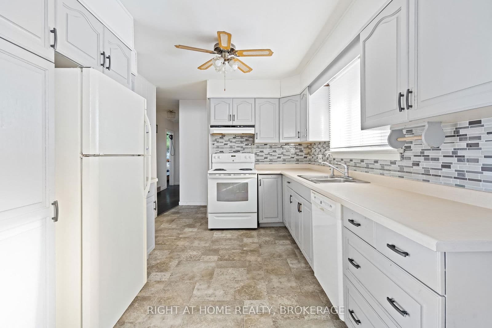 Detached at 105 Glenwood Parkway, Welland, ON - Photo 3 - RE/MAX Garden City Realty