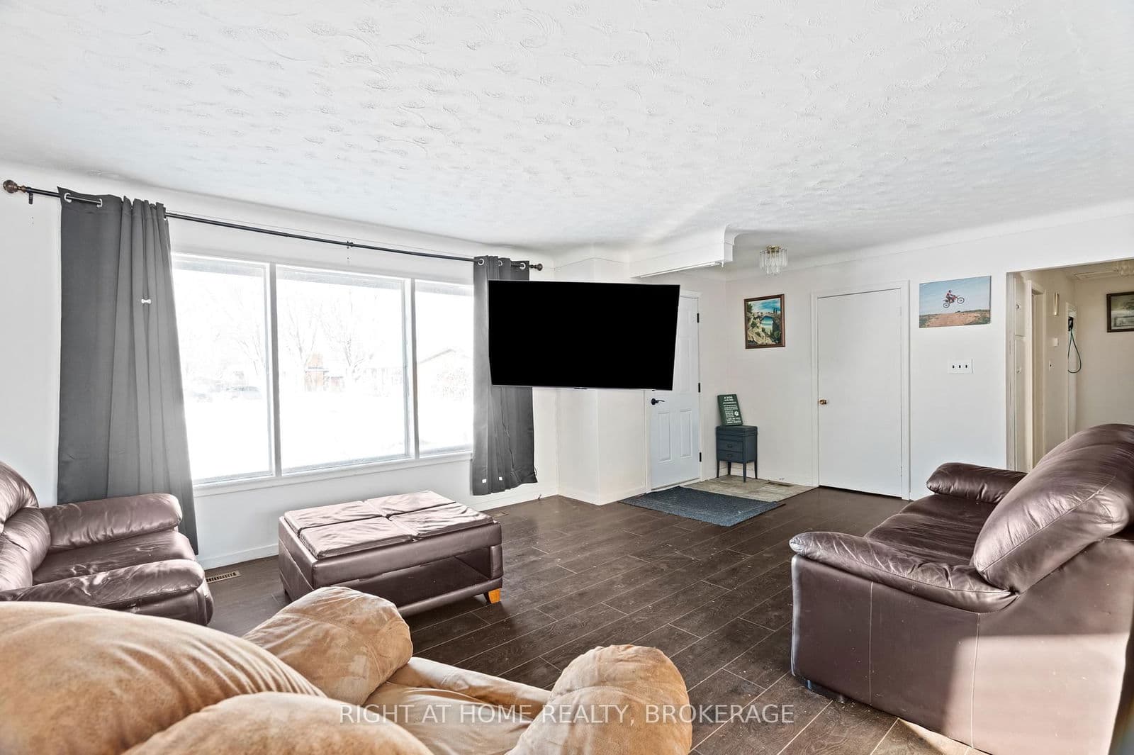 Detached at 105 Glenwood Parkway, Welland, ON - Photo 4 - RE/MAX Garden City Realty