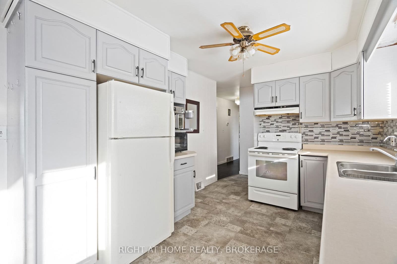 Detached at 105 Glenwood Parkway, Welland, ON - Photo 7 - RE/MAX Garden City Realty