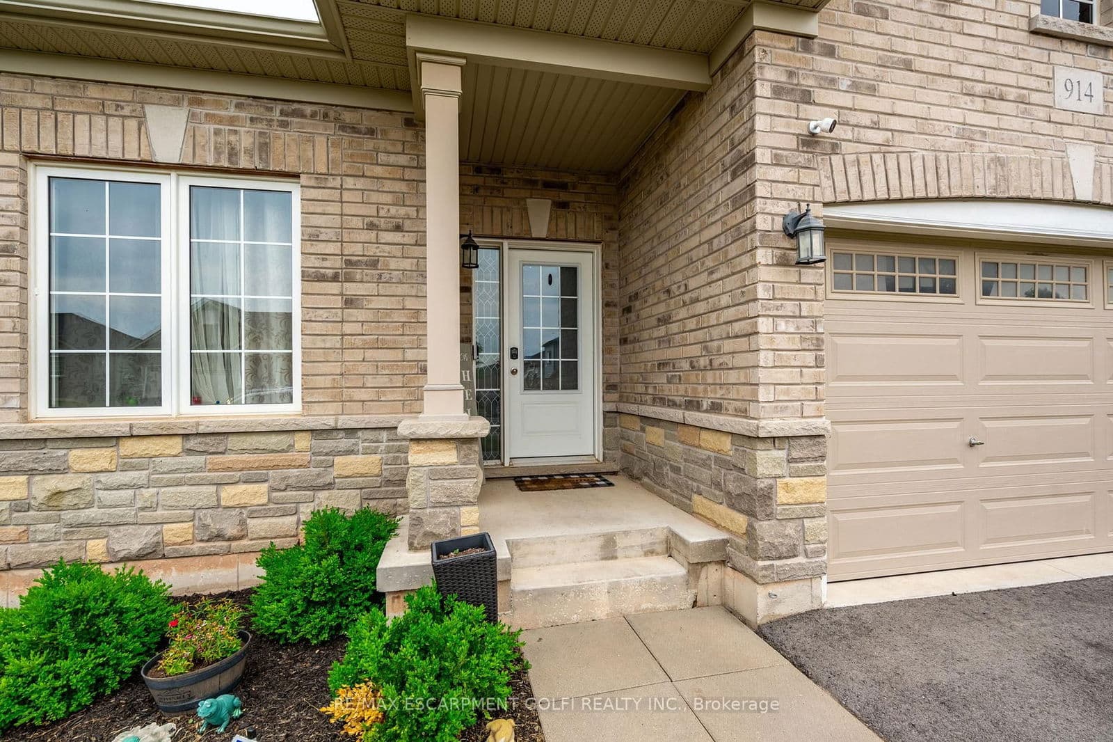 Detached at 914 Burwell Street, Fort Erie, ON - Photo 2 - RE/MAX Garden City Realty