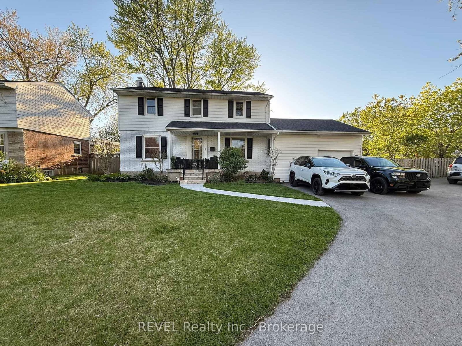 Detached at 10 Laughlin Place, Welland, ON - Photo 4 - RE/MAX Garden City Realty