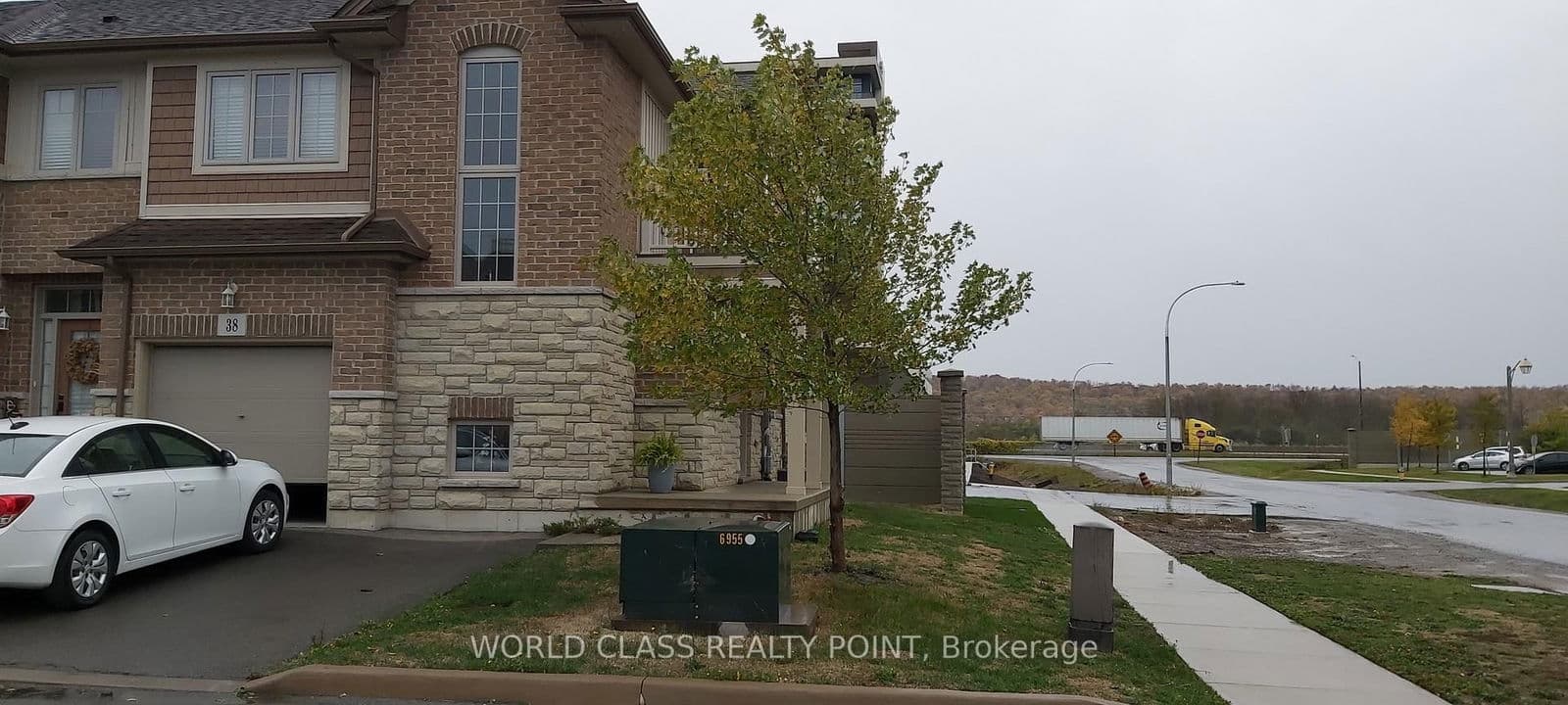 Att/Row/Townhouse at 38- 7 Lakelawn Road, Grimsby, ON - Photo 2 - RE/MAX Garden City Realty