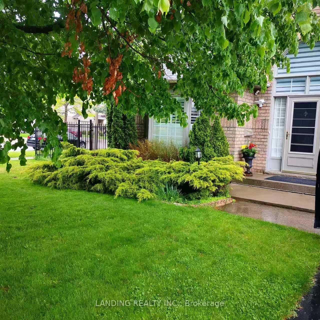 Semi-Detached at 32 Red Haven Drive, Grimsby, ON - Photo 10 - RE/MAX Garden City Realty