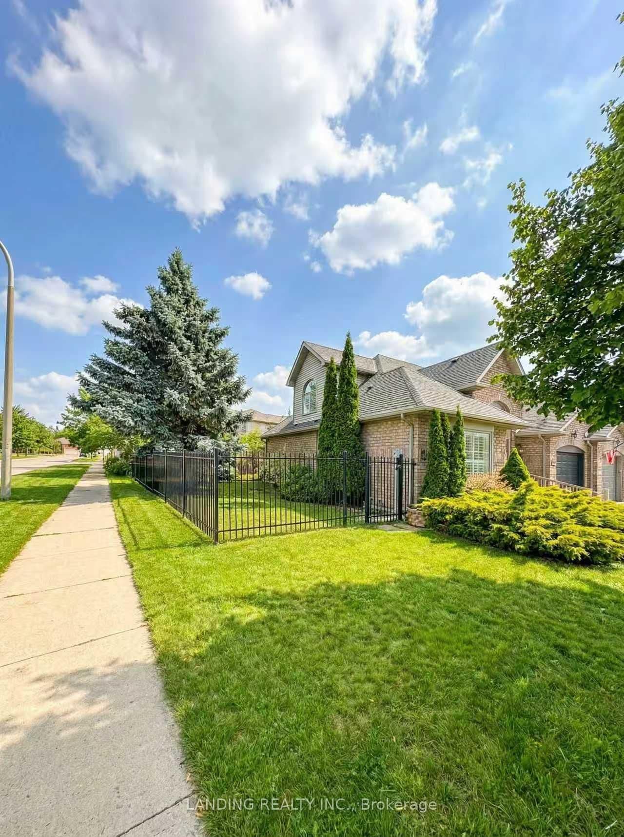 Semi-Detached at 32 Red Haven Drive, Grimsby, ON - Photo 11 - RE/MAX Garden City Realty