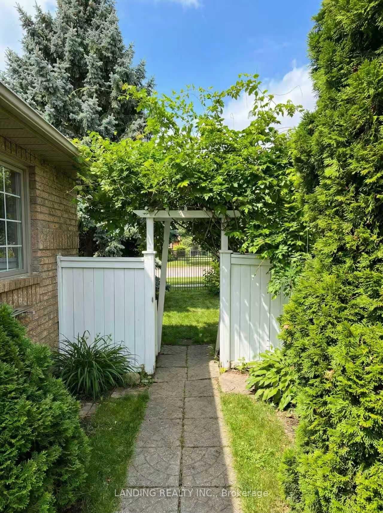 Semi-Detached at 32 Red Haven Drive, Grimsby, ON - Photo 12 - RE/MAX Garden City Realty