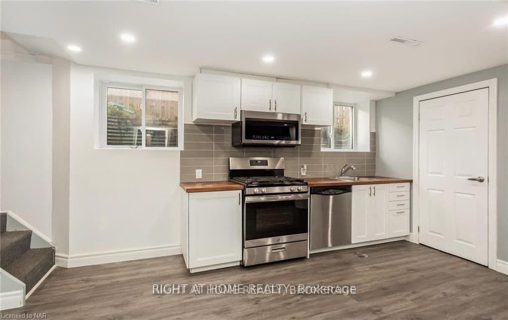 Detached at Lower- 70 Barron Street, Welland, ON - Photo 4 - RE/MAX Garden City Realty