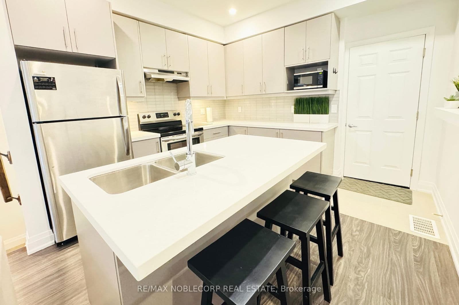 Condo Townhouse at 10- 39 Robinson Street, Grimsby, ON - Photo 10 - RE/MAX Garden City Realty