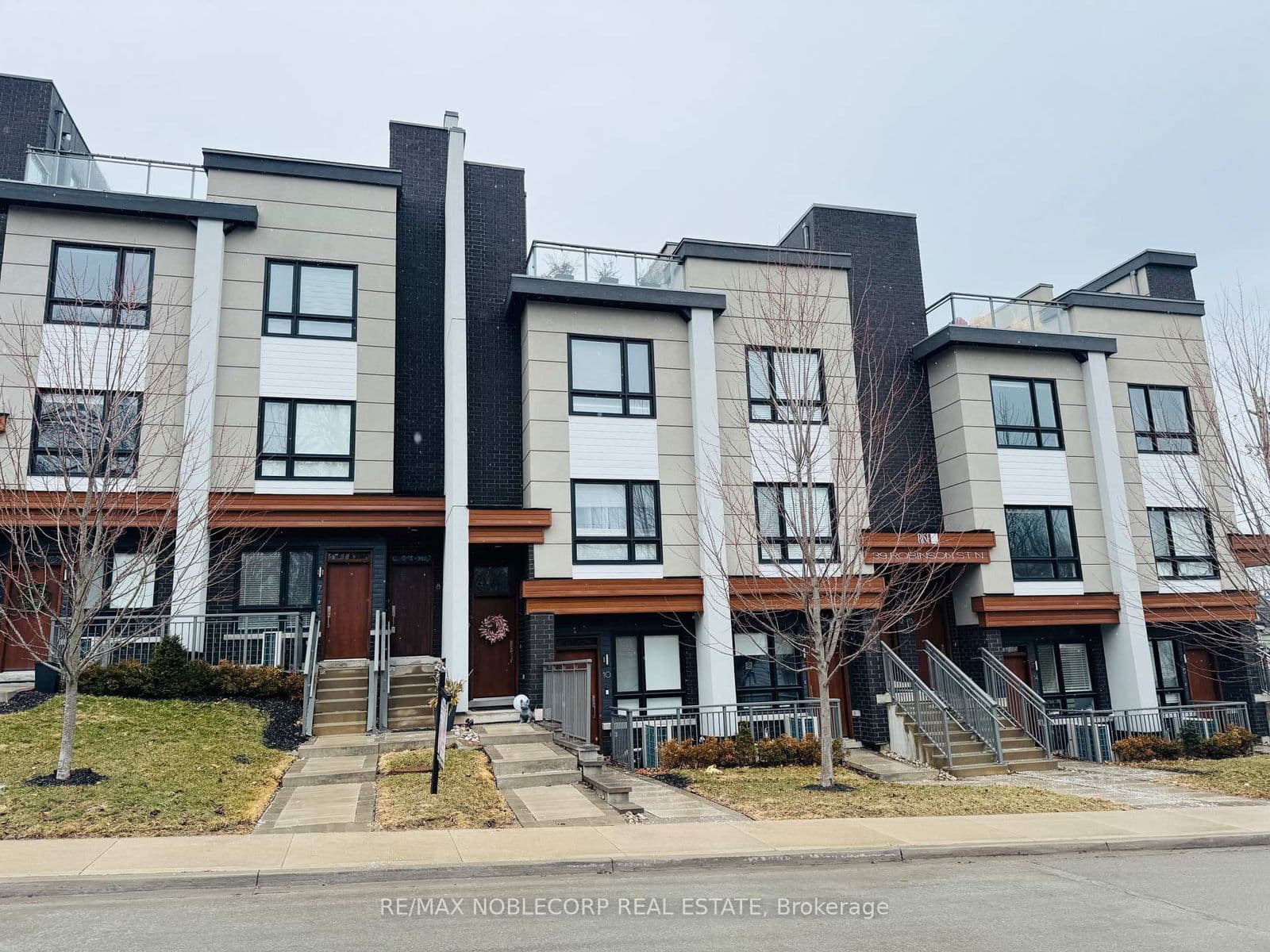 Condo Townhouse at 10- 39 Robinson Street, Grimsby, ON - Photo 2 - RE/MAX Garden City Realty