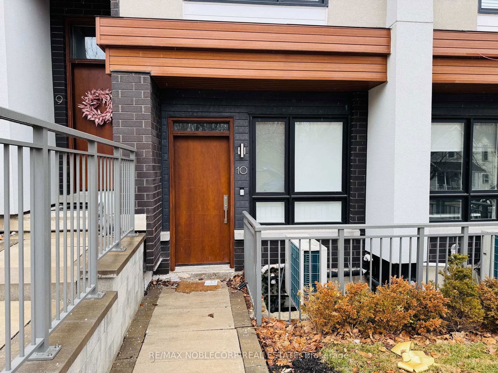 Condo Townhouse at 10- 39 Robinson Street, Grimsby, ON - Photo 3 - RE/MAX Garden City Realty