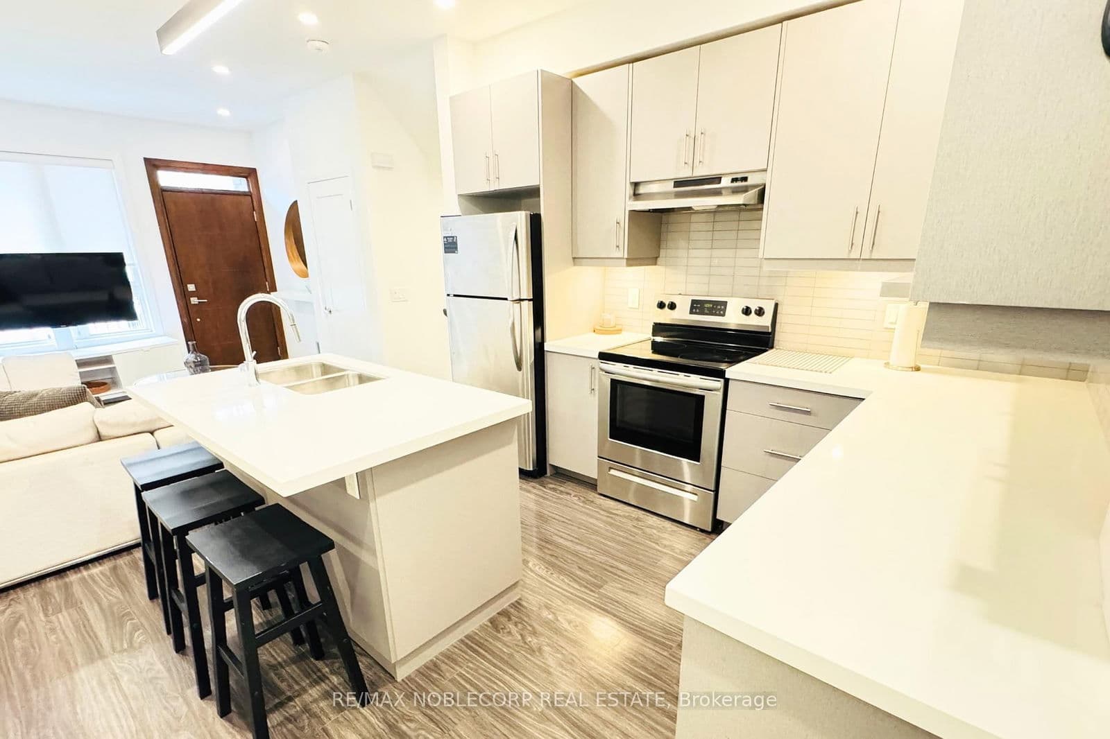 Condo Townhouse at 10- 39 Robinson Street, Grimsby, ON - Photo 9 - RE/MAX Garden City Realty