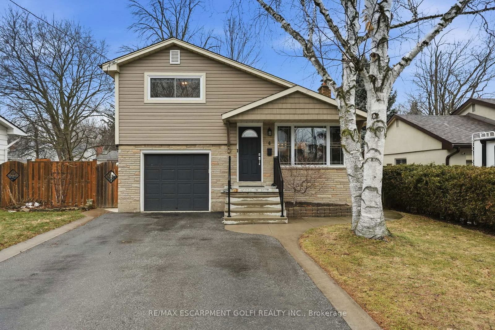 Detached at 6 Brierwood Avenue, Grimsby, ON - Photo 1 - RE/MAX Garden City Realty