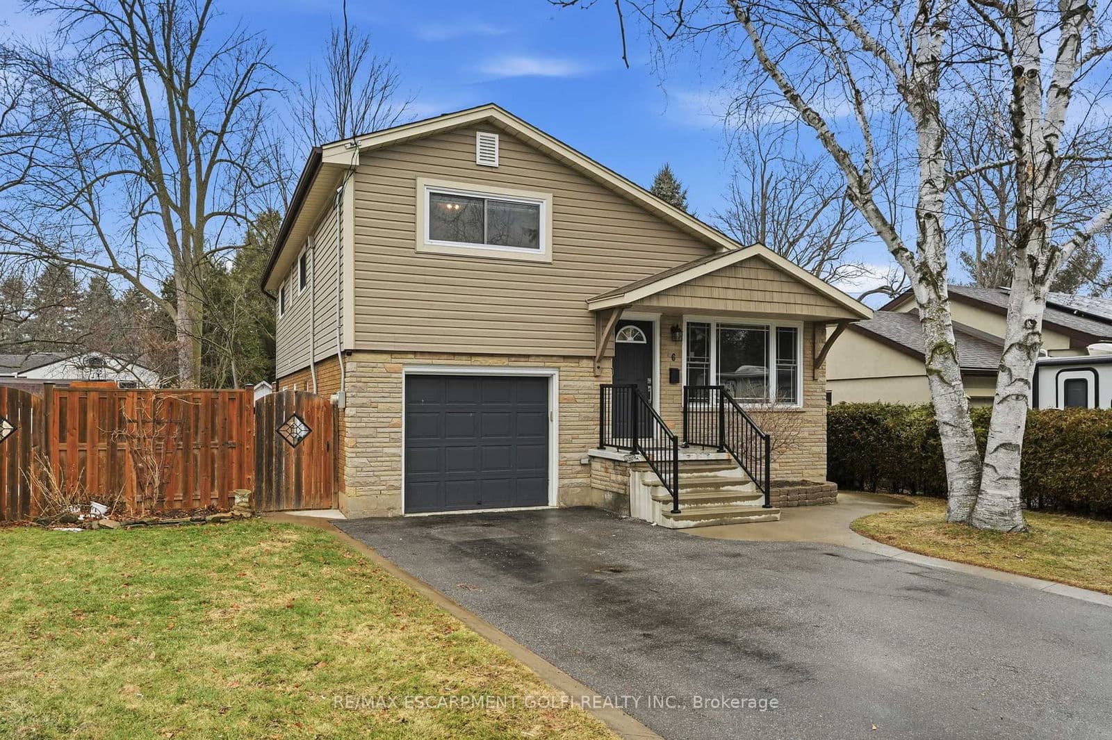 Detached at 6 Brierwood Avenue, Grimsby, ON - Photo 2 - RE/MAX Garden City Realty