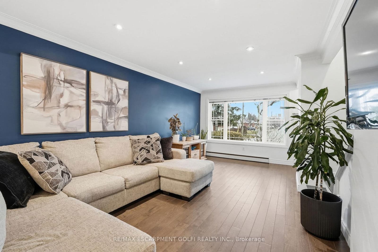 Detached at 6 Brierwood Avenue, Grimsby, ON - Photo 8 - RE/MAX Garden City Realty