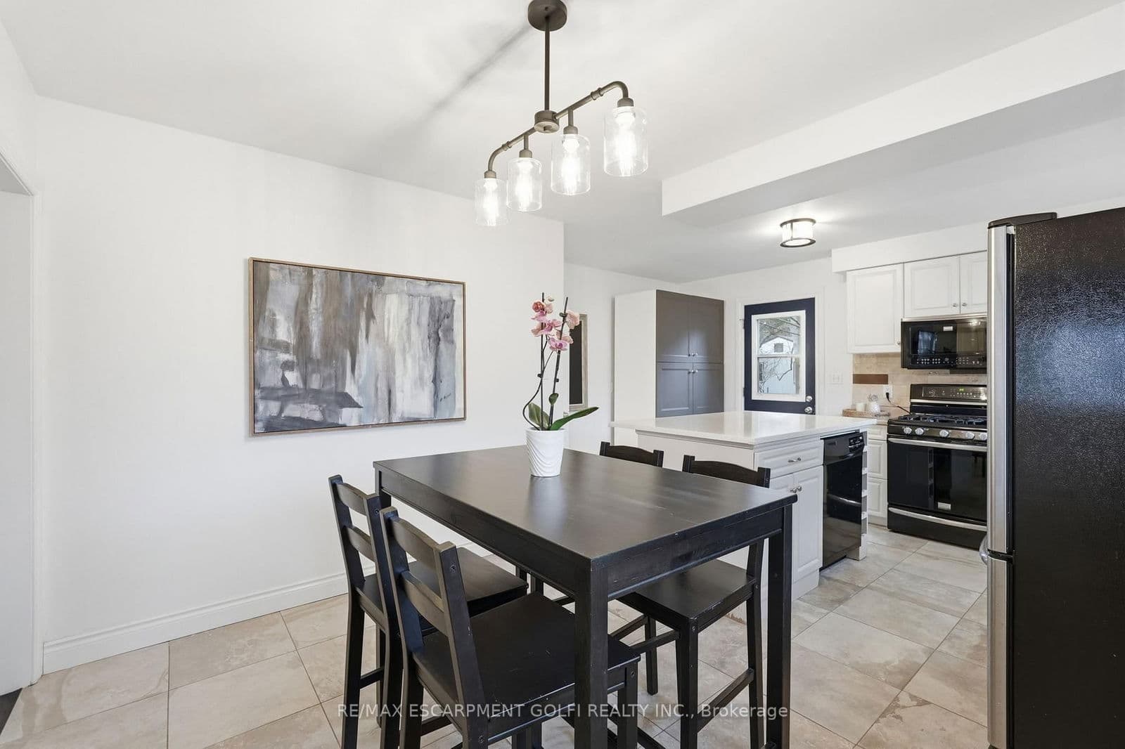 Detached at 6 Brierwood Avenue, Grimsby, ON - Photo 9 - RE/MAX Garden City Realty