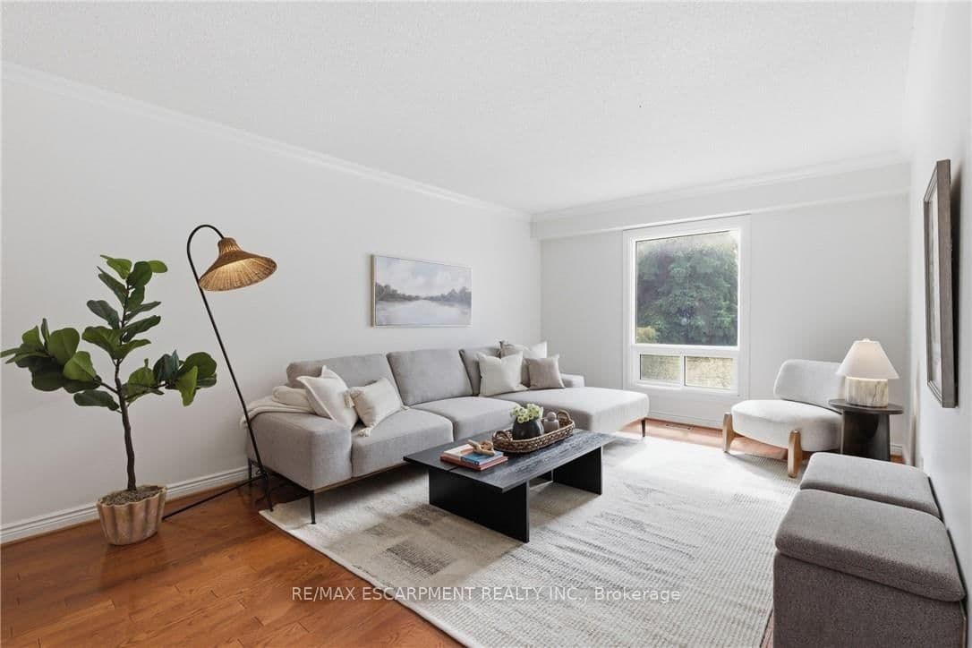 Detached at 12 Sumner Crescent, Grimsby, ON - Photo 10 - RE/MAX Garden City Realty