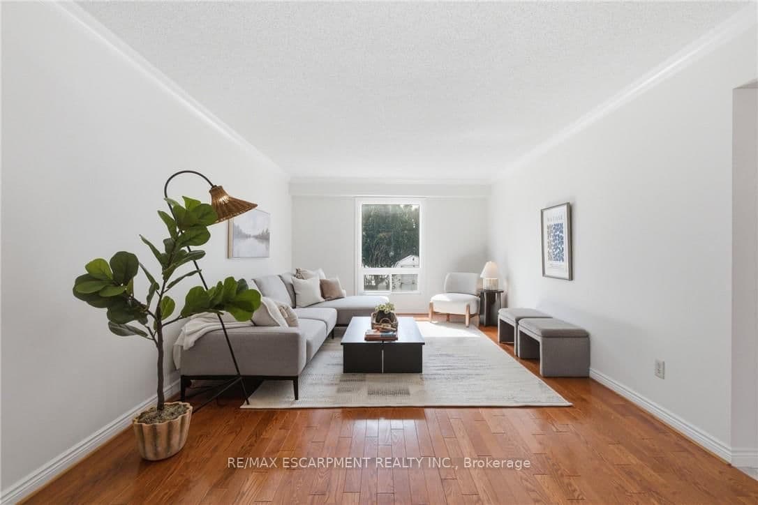 Detached at 12 Sumner Crescent, Grimsby, ON - Photo 11 - RE/MAX Garden City Realty