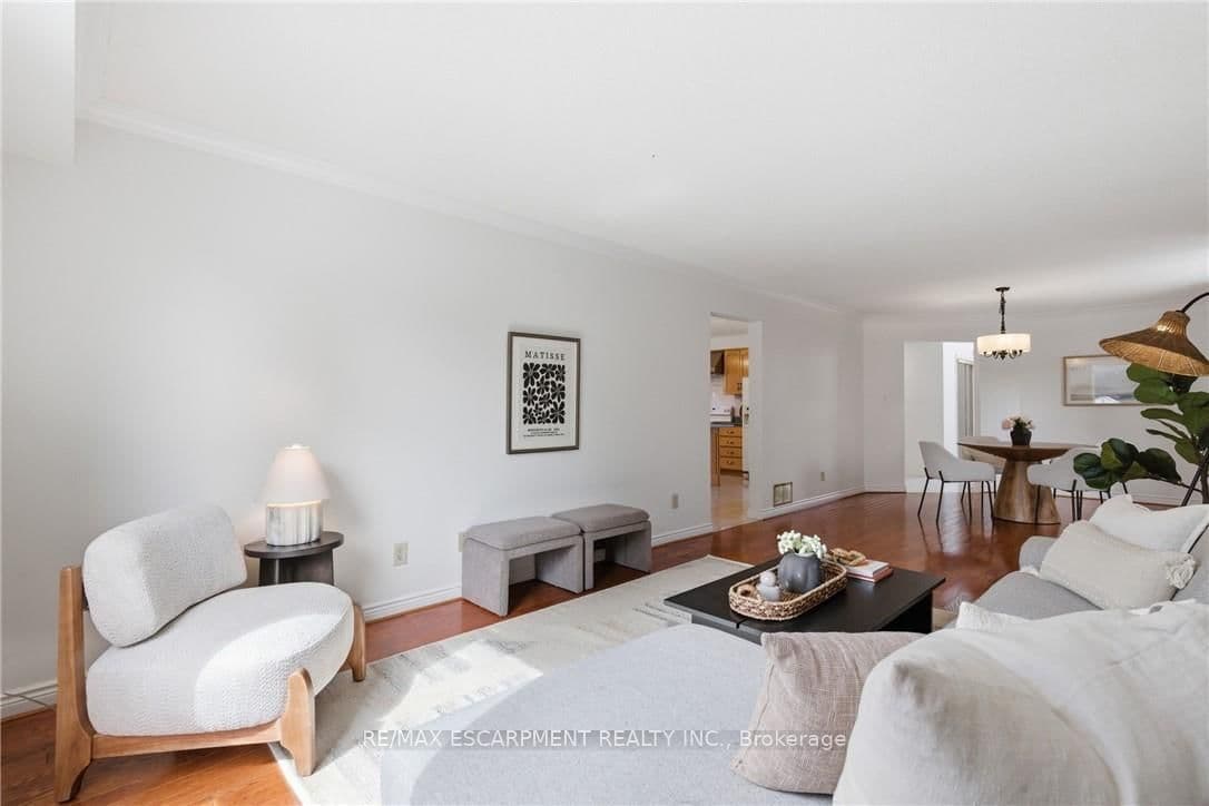 Detached at 12 Sumner Crescent, Grimsby, ON - Photo 12 - RE/MAX Garden City Realty