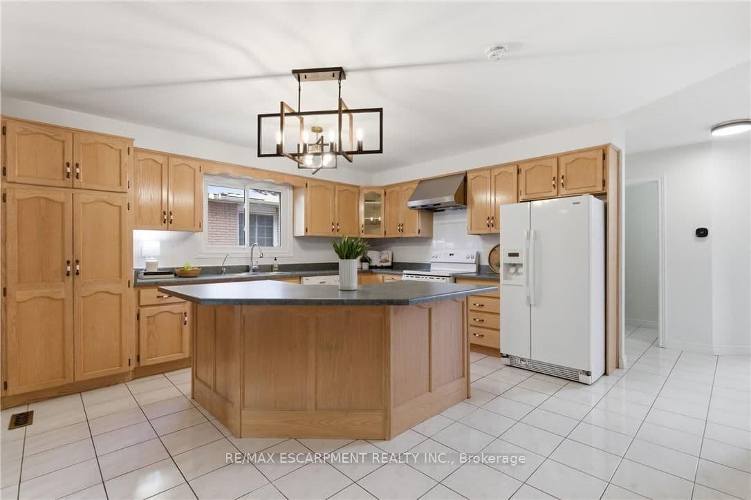 Detached at 12 Sumner Crescent, Grimsby, ON - Photo 13 - RE/MAX Garden City Realty