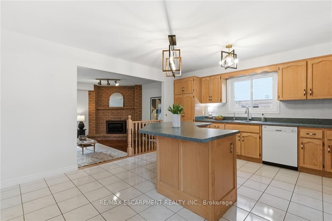 Detached at 12 Sumner Crescent, Grimsby, ON - Photo 14 - RE/MAX Garden City Realty