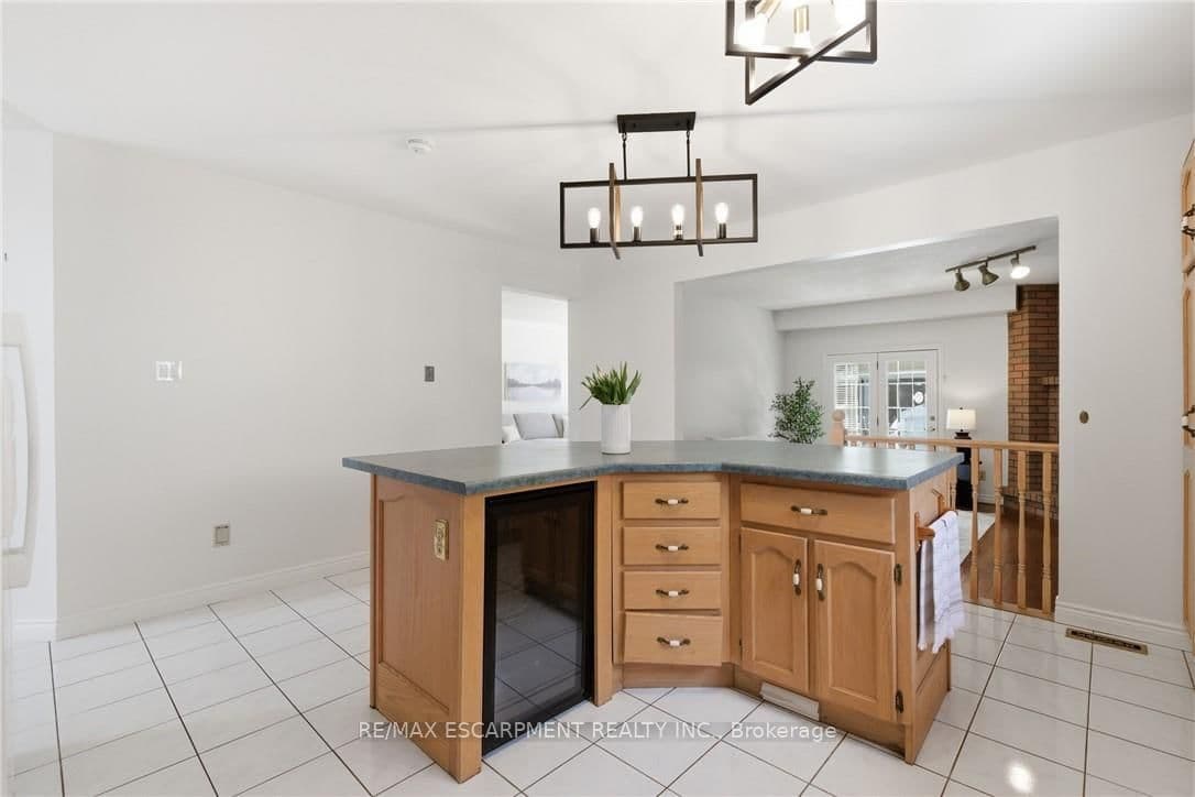 Detached at 12 Sumner Crescent, Grimsby, ON - Photo 15 - RE/MAX Garden City Realty