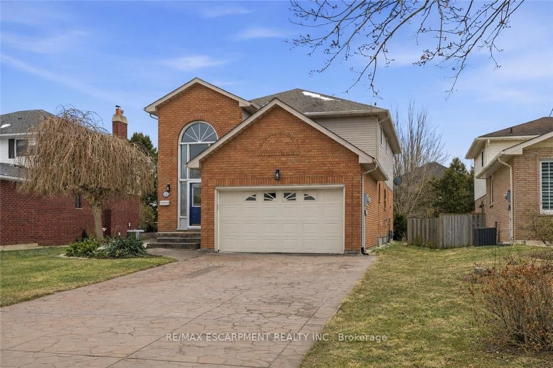 Detached at 12 Sumner Crescent, Grimsby, ON - Photo 2 - RE/MAX Garden City Realty
