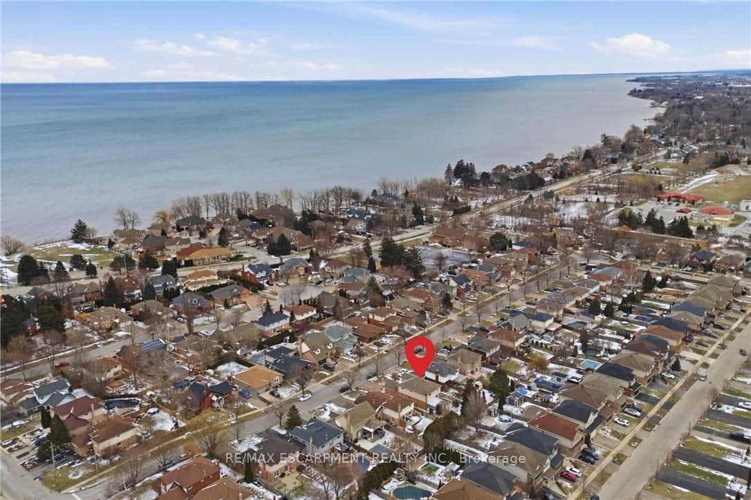 Detached at 12 Sumner Crescent, Grimsby, ON - Photo 3 - RE/MAX Garden City Realty