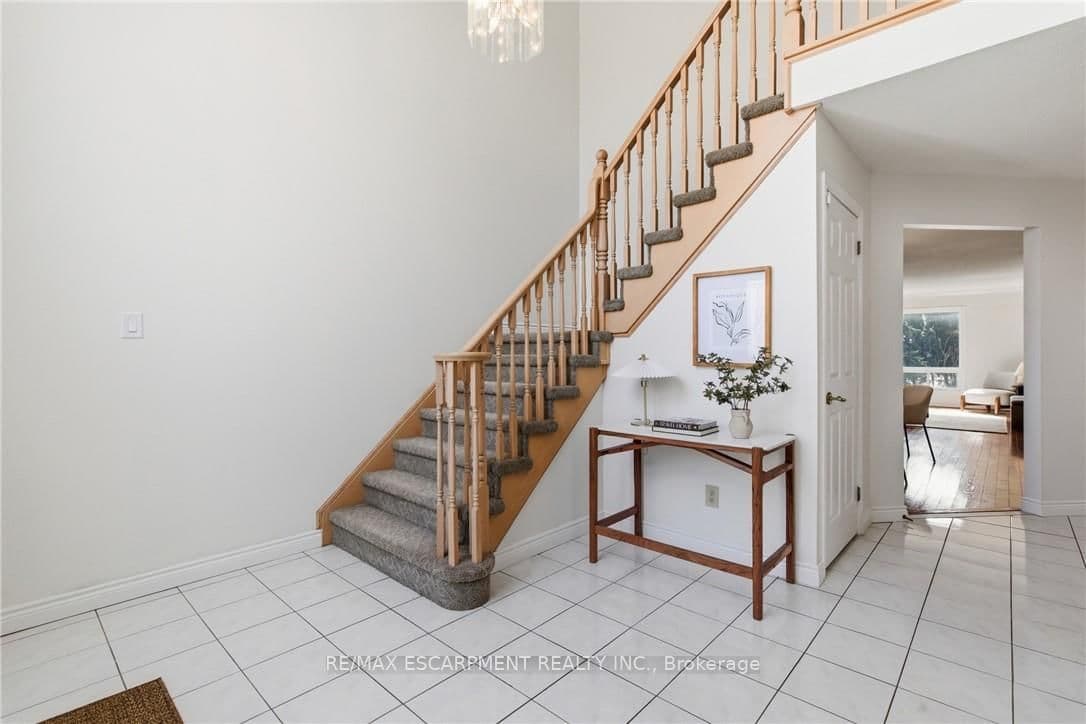 Detached at 12 Sumner Crescent, Grimsby, ON - Photo 5 - RE/MAX Garden City Realty