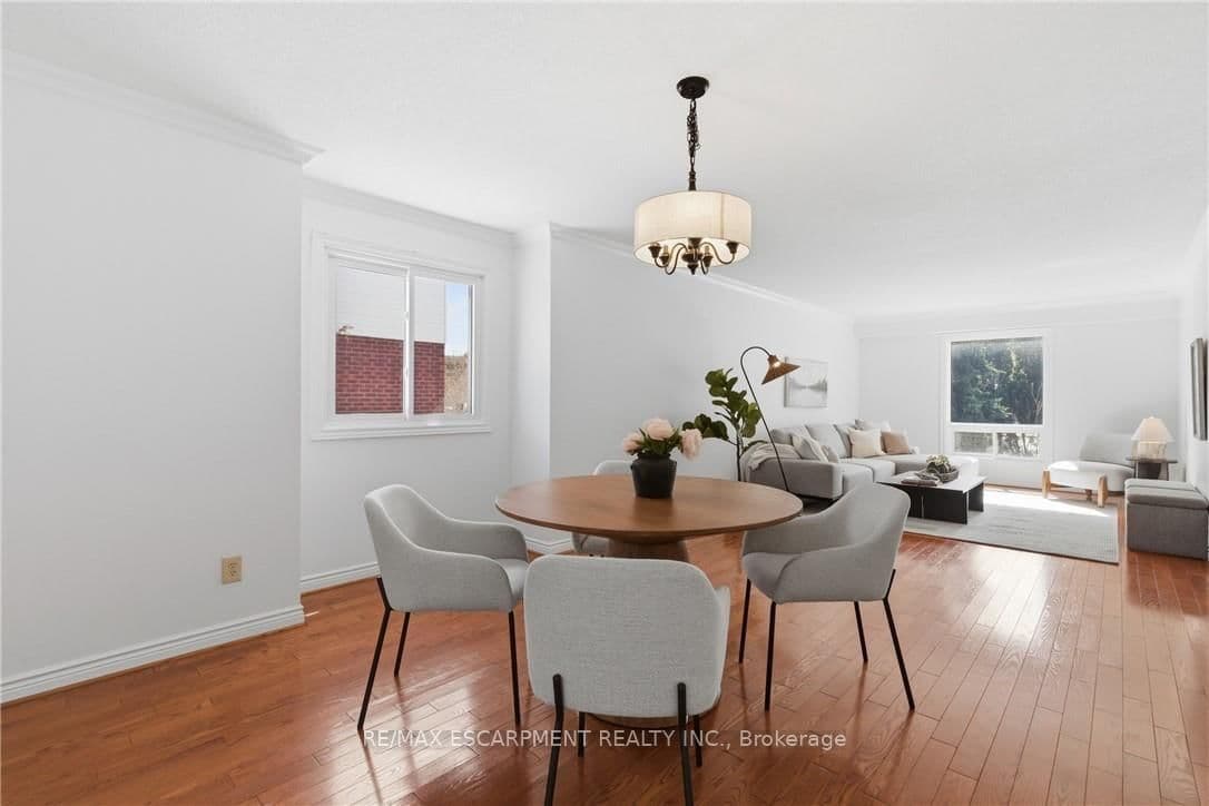 Detached at 12 Sumner Crescent, Grimsby, ON - Photo 7 - RE/MAX Garden City Realty