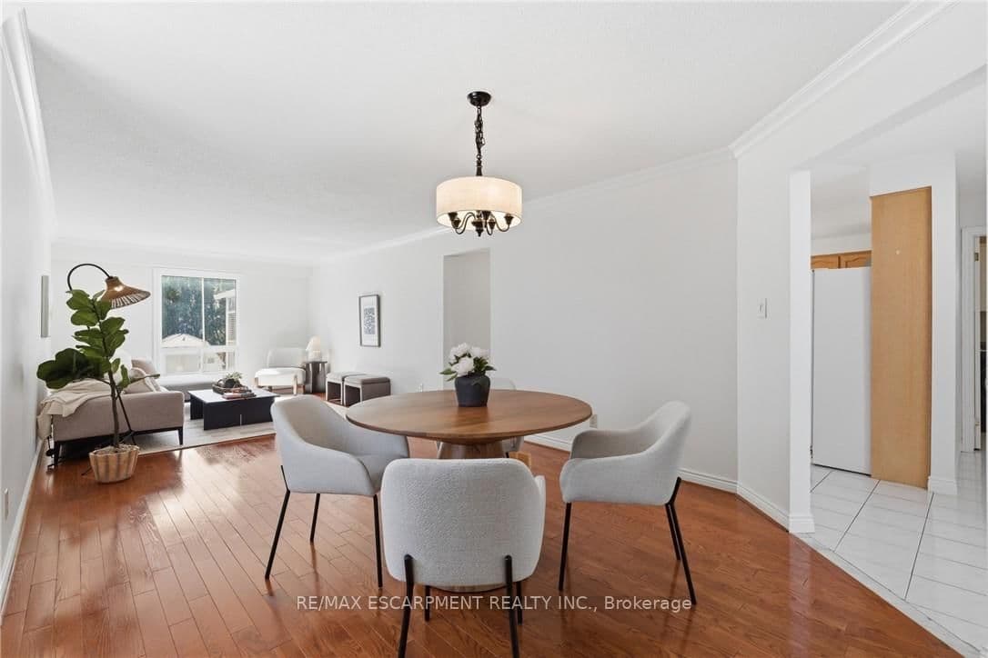 Detached at 12 Sumner Crescent, Grimsby, ON - Photo 8 - RE/MAX Garden City Realty