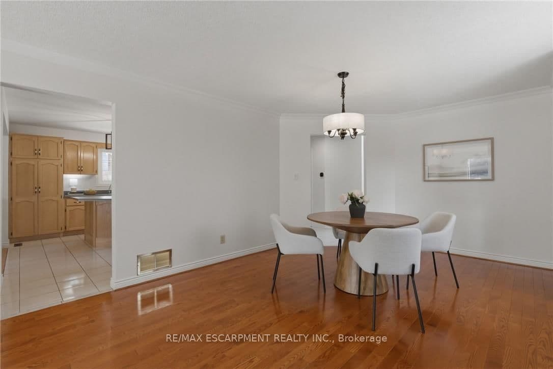 Detached at 12 Sumner Crescent, Grimsby, ON - Photo 9 - RE/MAX Garden City Realty