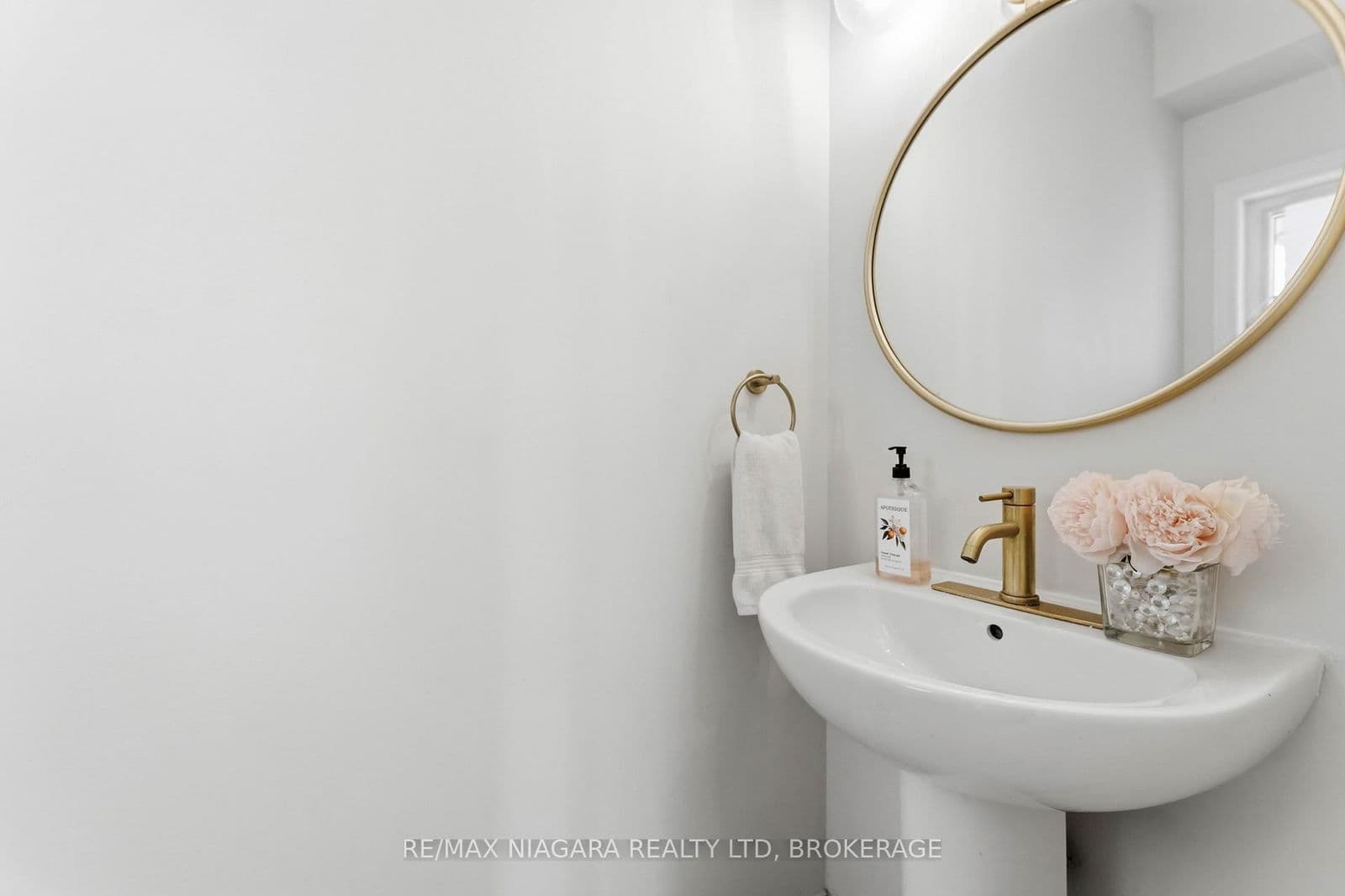 Condo Townhouse at 54 Severino Circle, West Lincoln, ON - Photo 3 - RE/MAX Garden City Realty