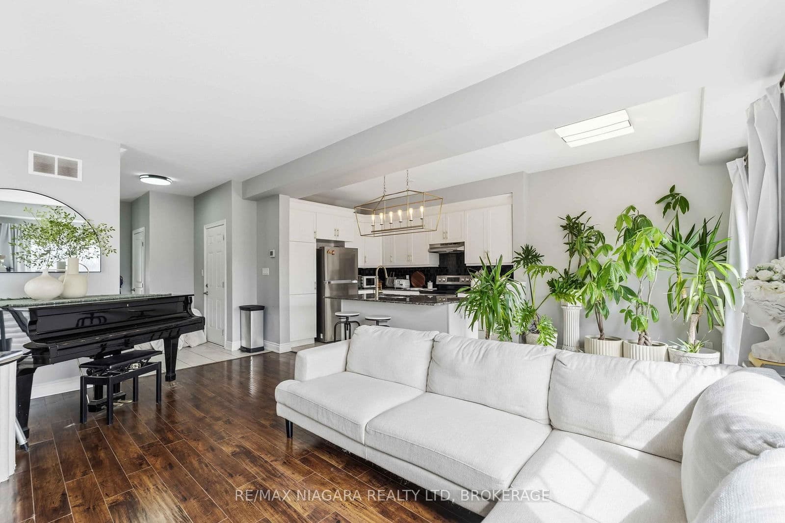 Condo Townhouse at 54 Severino Circle, West Lincoln, ON - Photo 6 - RE/MAX Garden City Realty